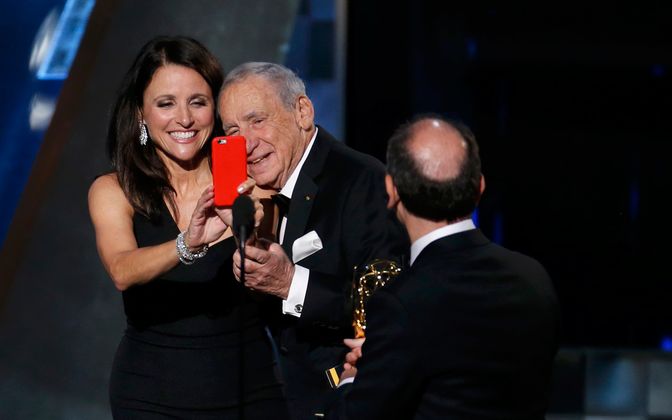Ein Selfie mit Mel Brooks: Julia Louis-Dreyfus durfte sich über zwei Emmys freuen.