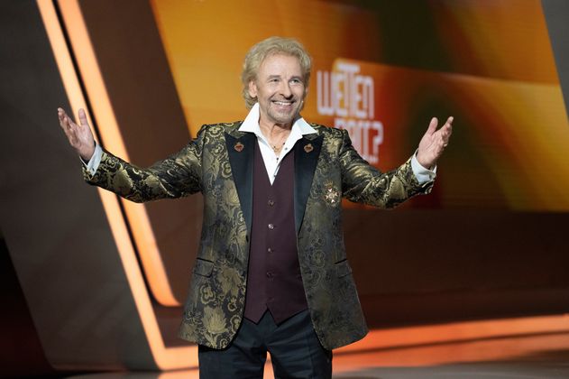 Er ist zurück auf der „Wetten, dass..?"-Bühne – wenn auch einmalig: Thomas Gottschalk. „Ich bin 3G – geimpft, getestet und geschminkt", schmunzelte er. Und: „Ich verspreche euch: Ich habe nix verlernt, aber auch nix dazu gelernt."