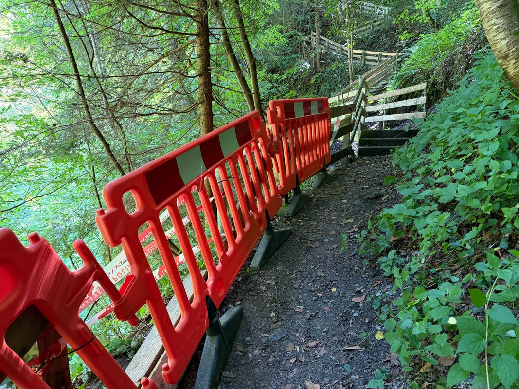 Geländer gebrochen: 85-Jährige bei Wanderung in Volders abge