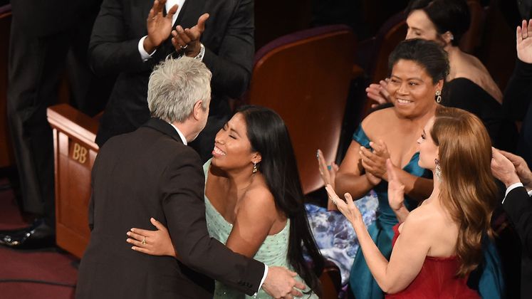 Ein Küsschen von seiner "Roma"-Hauptdarstellerin Yalitza Aparicio gab es für Alfonso Cuaron, als er seinen zweiten Oscar für den besten nicht-englischsprachigen Film.