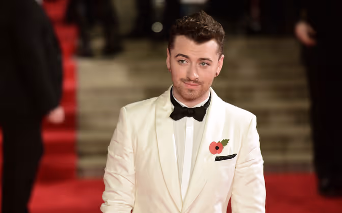 Sam Smith hat es als erster geschafft, mit dem Bond-Titelsong an die Spitze der UK-Charts zu kommen. "Ich habe das Skript gelesen und wollte einfach ein episches Liebeslied schreiben", sagte er.
