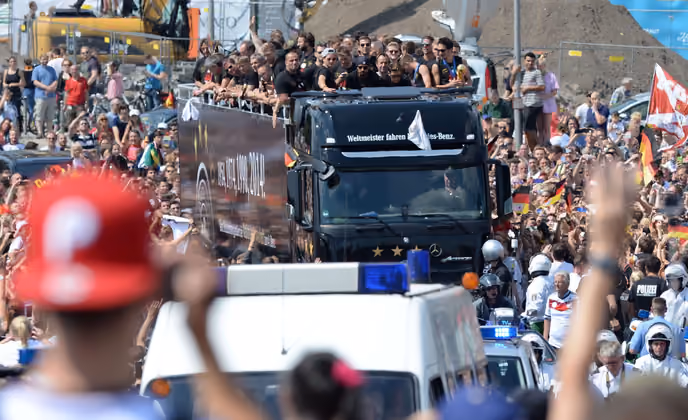 ... Hunderttausende Fans säumten die Straßen, die der DFB-Bus nahm.