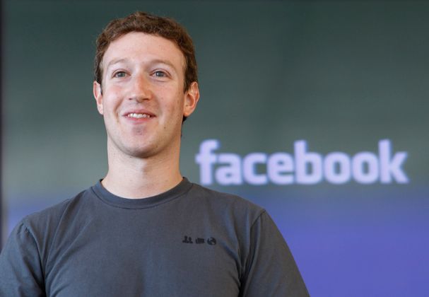 Mark Zuckerberg. Nettovermögen: 97 Milliarden Dollar | Dem Gründer von Facebook gehören auch Instagram und WhatsApp. Zuckerberg ist somit für die meistgenutzten sozialen Netzwerke der Welt verantwortlich. Er galt einmal als der jüngste Milliardär der Welt und ist zumindest der jüngste auf dieser Liste. 