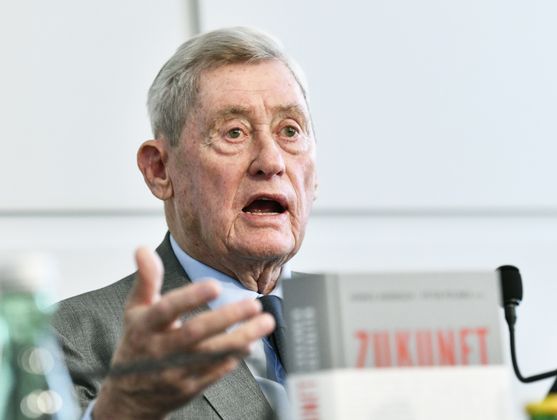"Die Menschen erwarten sich nicht, befragt zu werden, sondern eine Parteiführung, die sie führt, nicht eine, die ihnen nachläuft." Ex-SPÖ-Grande Hannes Androsch spricht Rendi-Wagner Leadership ab.