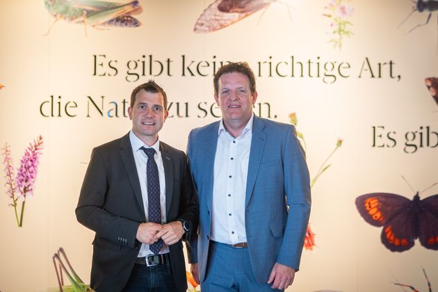 Alexander Jäger, Bürgermeister von Fließ und Obmann des Naturparkhauses (l.), und Landesrat René Zumtobel bei der offiziellen Eröffnung der Ausstellung „Magie der Vielfalt“.