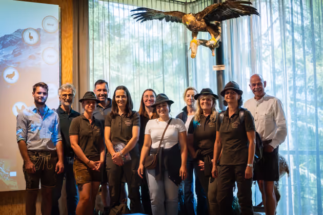 Interessierte Jägerinnen und Jäger ließen sich von den BerufsjägerInnen der Landesjagd Pitztal durch das Wildkunde Museum Weid(t)blick führen.