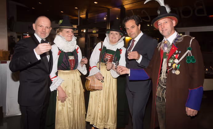 Und auch ein traditionelles Schnapsl, eingeschenkt von den Marketenderinnen der Schützenkompanie Lienz, wurde getrunken.