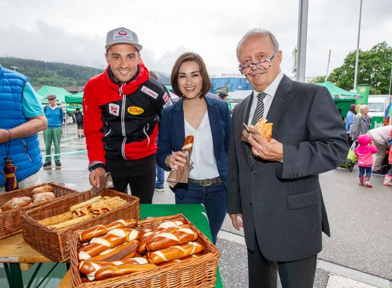 Weltmeister trifft Meistertänzer: Lukas Greiderer (l.) und Ferry Polai griffen gemeinsam mit Lisa Kuprian beim frischen Backwerk zu.
