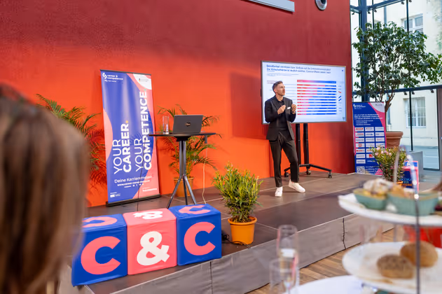 Beim Pre Opening wurden die 20. Auflage der career & competence und 40 Jahre SoWi-Holding gefeiert. Ein Gastvortrag von Zukunftsforscher Tristan Horx setzte zusätzliche inhaltliche Impulse. 