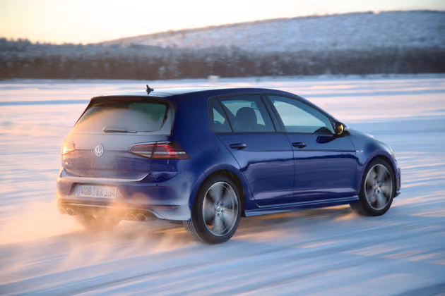 VW Driving Experience: Die Qualitäten des Golf R kann auf winterlicher Fahrbahn Spaß fördernd ausloten.