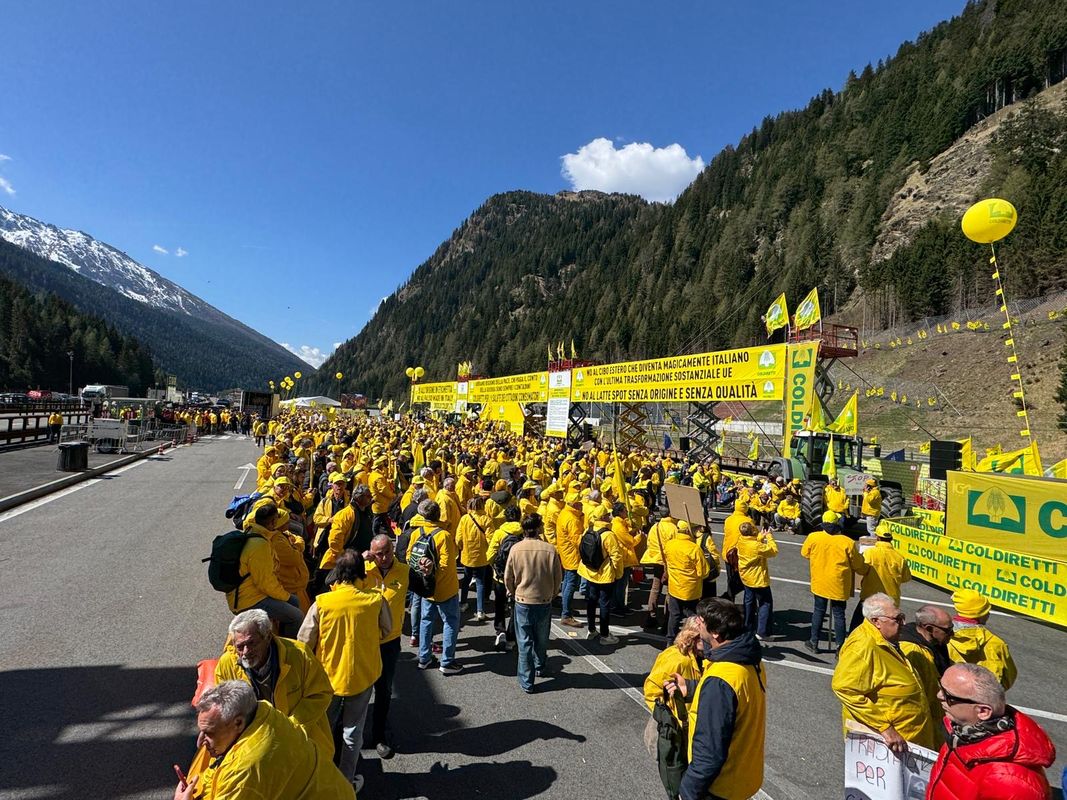 Bauernprotest am Brenner: Tausende Landwirte aus Italien demonstrieren