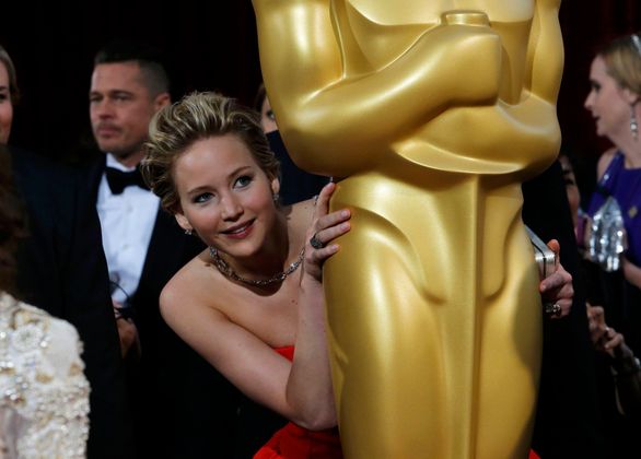 Jennifer Lawrence, die als Beste Nebendarstellerin nominiert war, versteckte sich auf dem Roten Teppich.