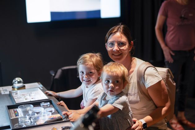 Sophia und Rosa mit Mama Evamaria in der Forscherecke der neu gestalteten Ausstellung im Naturparkhaus Kaunergrat.