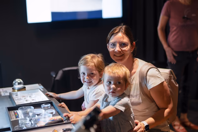 Sophia und Rosa mit Mama Evamaria in der Forscherecke der neu gestalteten Ausstellung im Naturparkhaus Kaunergrat.