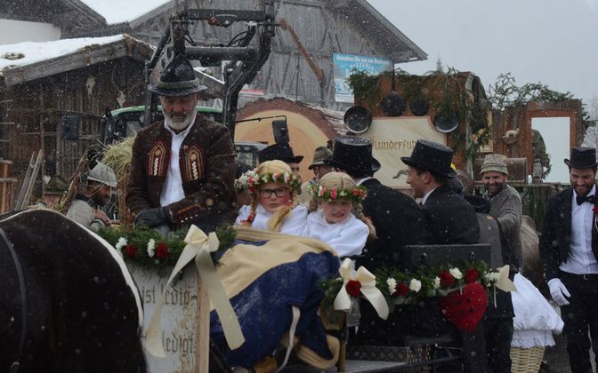 Die Hochzeitskutsche auf dem Weg durch das Schneetreiben.