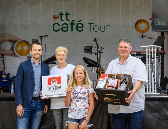 Gewinnerin Elfriede Sprenger aus Zams mit Glücksengel Mathilda sowie Günter Neyer (Testa Rossa) und CR Matthias Krapf.