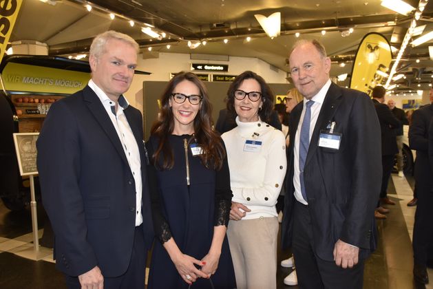 Natalie Marinell und Anita Glaser-Marinell flankiert von Spartenobmann Oswald Wolkenstein (WK) und Prof. Franz Pegger (r.).