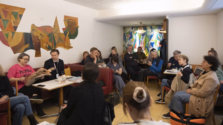 Samstagfrüh im Innsbrucker Cafe Munding: Pressefrühstück mit Daniela Kraus, Generalsekretärin des Presseclubs Concordia, und Rainer Schüller, stellvertretender der Tageszeitung "Der Standard".