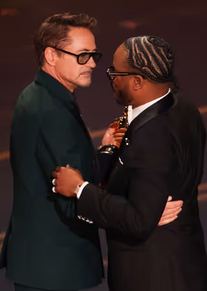 Regisseur Ryan Coogler erhält den Oscar für das beste Originaldrehbuch. Überreicht wurde die Auszeichnung von Robert Downey Jr.