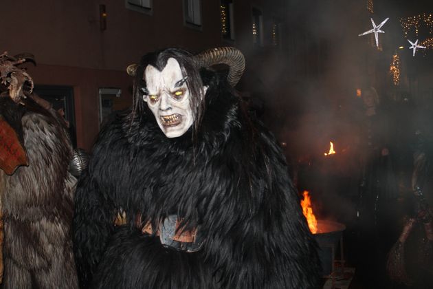 Kramsacher Bergtoifi beim Krampuslauf in Imst.