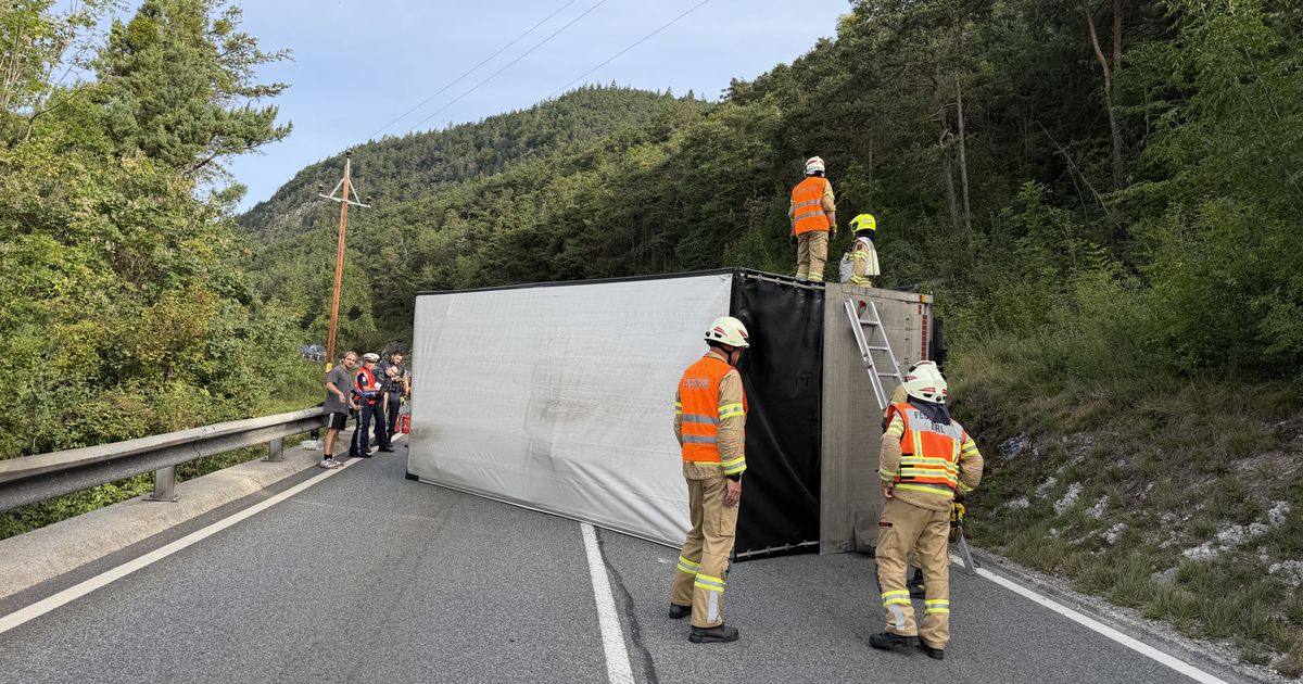 Truck overturned near Zirl: Seefelder Straße currently completely closed