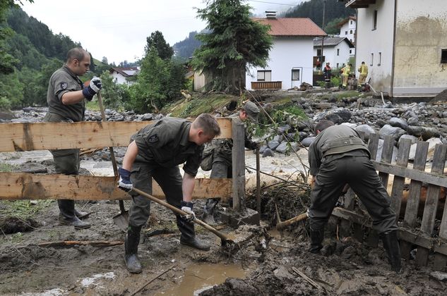 Auch das Bundesheer hilft bei den schwierigen Aufräumarbeiten. Hier sind Soldaten in Sellrain im Einsatz.