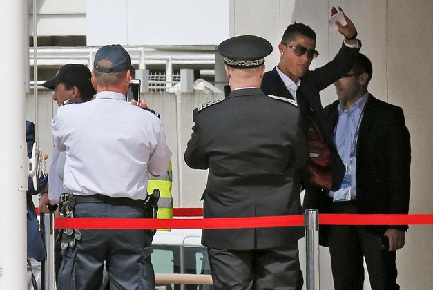 Auch am Pariser Flughafen winkte Ronaldo der jubelnden Anhängerschaft noch einmal zu, bevor es zurück in die Heimat ging.