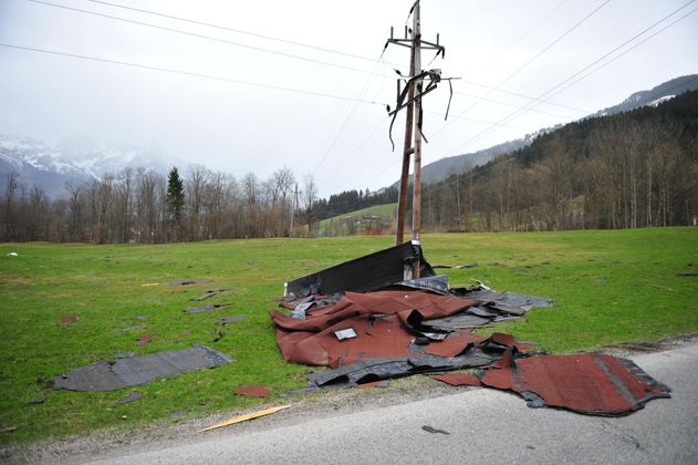 Teile eines Dachs beschädigten einen Strommasten, ein Stromausfall war die Folge.