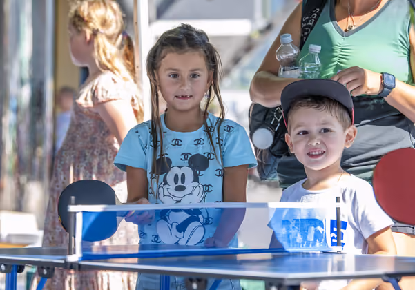 Das Kinder-Tischtennis kam auch in Innsbruck gut an: Zoey (7 J., Absam) wurde von Cousin Simon (4 J., Völs) angefeuert.
