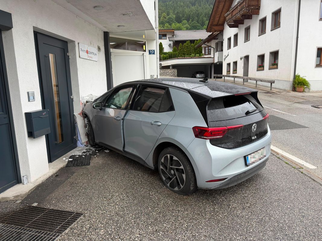 Auto prallte in Vomp gegen Hauswand, Passanten brachten sich