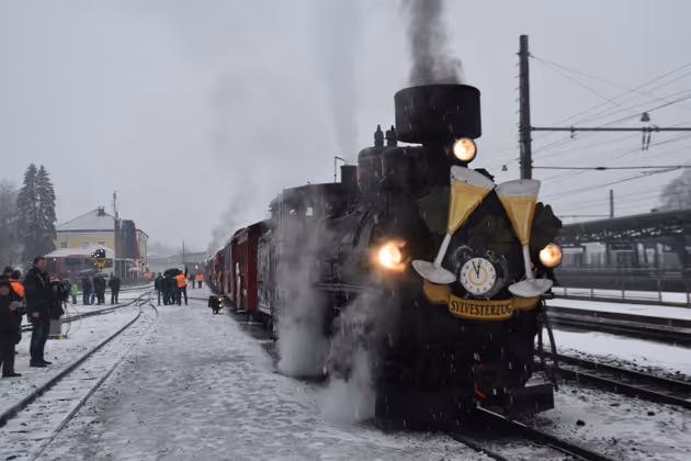 Von Jenbach bis nach Mayrhofen stiegen bei den Bahnhöfen immer mehr Feierlustige zu, um mit Vollgas ins neue Jahr zu fahren.