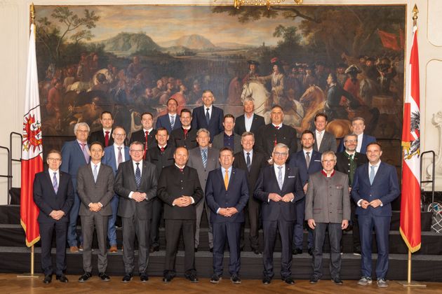Die angelobten Bürgermeister des Bezirks Kitzbühel gemeinsam mit LHStv Josef Geisler, LR Johannes Tratter, Alfred Riedl, Ernst Schöpf und BH Michael Berger.