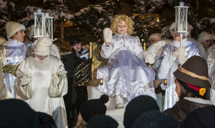 Das blondgelockte Christkind grüßte huldvoll von seinem Wagen.