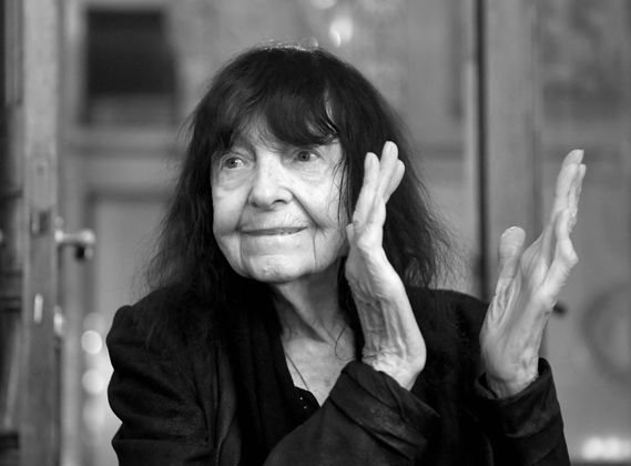 4. Juni: FRIEDERIKE MAYRÖCKER (✞ 96) | Sie war Österreichs höchst dekorierte und fraglos bedeutendste Gegenwartspoetin. Das umfangreiche wie eigenwillige Werk der Schriftstellerin wuchs bis zuletzt. Insgesamt veröffentlichte sie mehr als 100 Bände, Lyrik und Prosa, poetologische Essays.