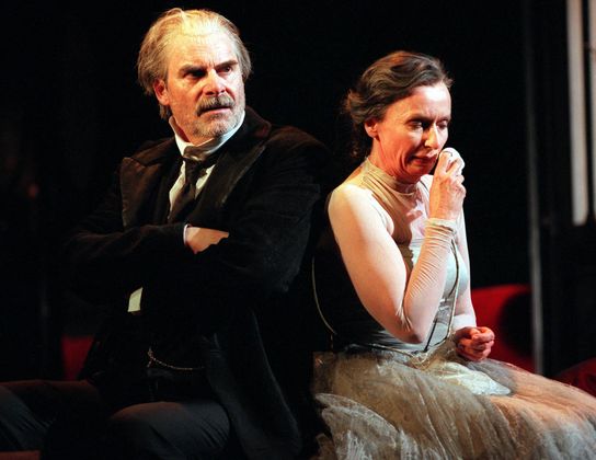 1999 stand Peter Simonischek/l. in der Rolle des „John Gabriel Borkman“ und Barbara Petritsch als „Ella Rentheim“ in dem Stück „John Gabriel Borkman“ am Wiener Akademietheater auf der Bühne.