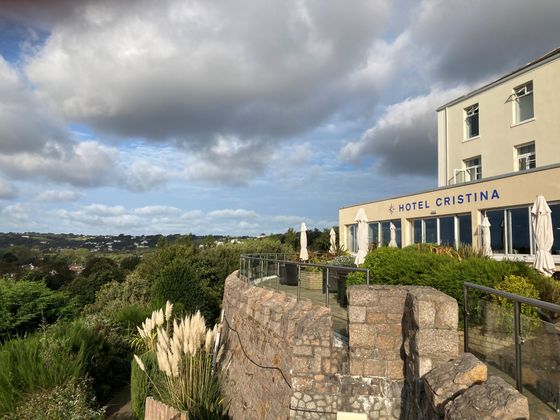 Das Boutique-Hotel Cristina auf einem Hügel, mit Blick auf Jersey und die Bucht von St. Aubin.