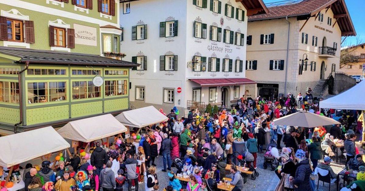 Kinderfasching-in-Hopfgarten-Marktplatz-wird-zur-Faschingswelt