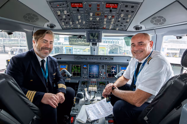 Kapitän Massimiliano Riccardi (links) und First-Officer Massimo Adriani von der Air Dolomiti sorgen dafür, dass du sicher unterwegs bist. Die Kinder wollen von den freundlichen Piloten immer wissen, welche Funktionen alle Schalter, Hebel und Knöpfe im Cockpit haben. Massimiliano findet den Flughafen Innsbruck so toll, „weil wir da zwischen den Bergen durchfliegen können. Da hat man eine coole Sicht“. 