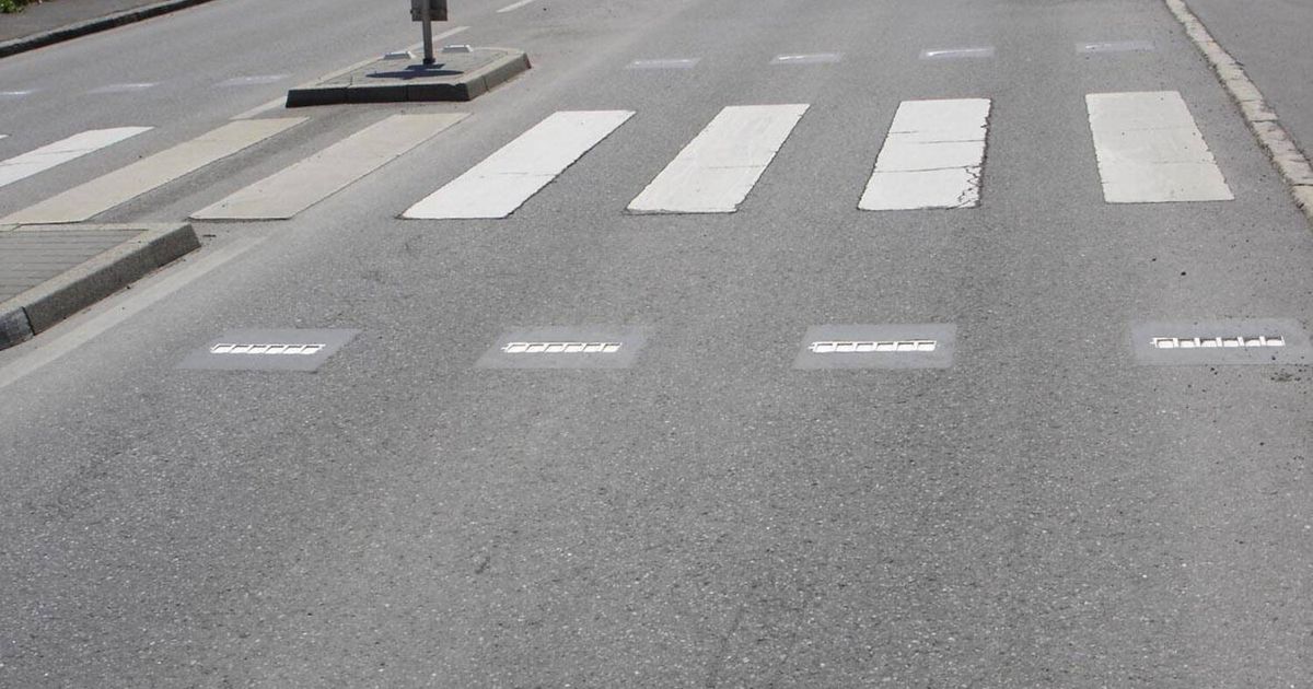 Neunj-hriger-in-Zams-von-Auto-angefahren-verletzt-ins-Krankenhaus-gebracht