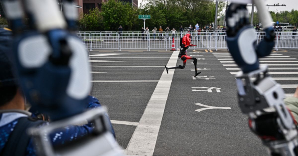 -Blitz-Roboter-laufen-Menschen-bei-Peking-Marathon-davon