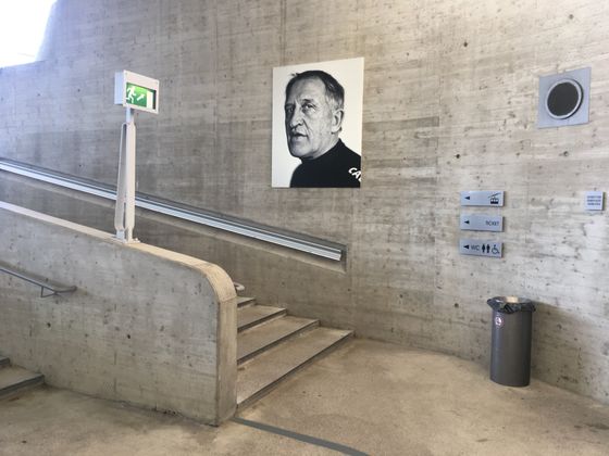 Fotograf Oliver Soulas porträtierte Rad-Helden von einst. Leute wie Freddy Maertens (Bild) sind bei der Tal- und Bergstation der Hungerburgbahn zu sehen.