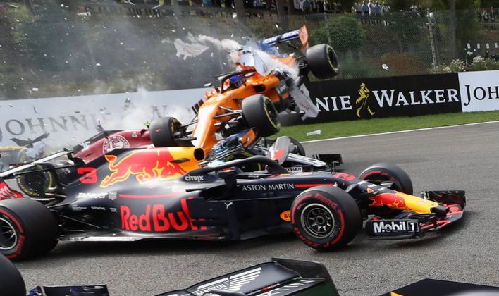 Foto des Jahres 2018: Spektakulärer Crash in Spa-Francorchamps: Fernando Alonso wurde in der ersten Kurve von Nico Hülkenberg abgeschossen und flog von der Strecke. Alle Beteiligten blieben zum Glück unverletzt.