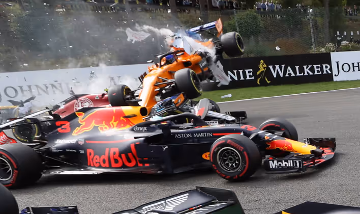 Foto des Monats August: Spektakulärer Crash in Spa-Francorchamps: Fernando Alonso wurde in der ersten Kurve von Nico Hülkenberg abgeschossen und flog von der Strecke. Alle Beteiligten blieben zum Glück unverletzt.