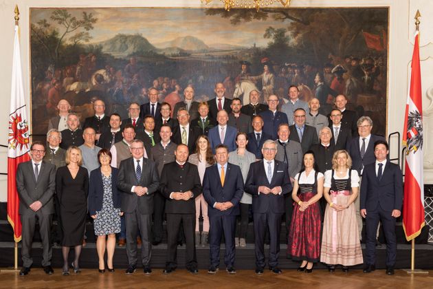 Die angelobten BürgermeisterInnen des Bezirks Reutte gemeinsam mit LHStv Josef Geisler, LR Johannes Tratter, Alfred Riedl, Ernst Schöpf und BH Katharina Rumpf.