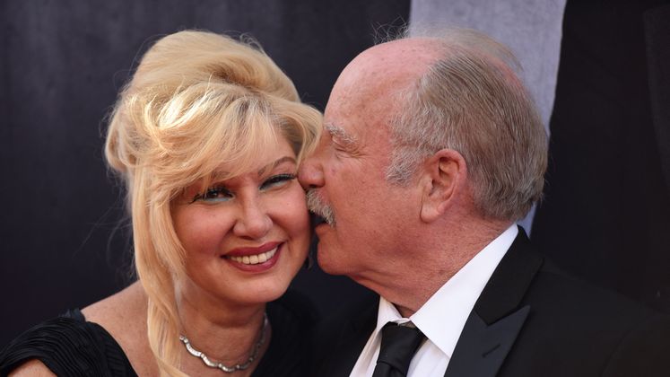 Ein Küsschen auf die Wange von Schauspieler Richard Dreyfuss für seine Frau Svetlana Erokhin.