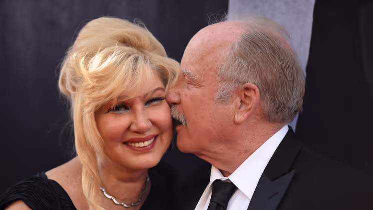 Ein Küsschen auf die Wange von Schauspieler Richard Dreyfuss für seine Frau Svetlana Erokhin.