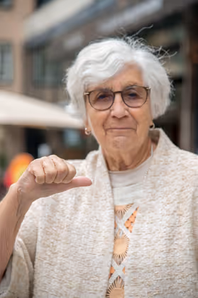 20230809 - Wie zufrieden sind Innsbrucks Bürger und Bürgerinnen mit der aktuellen Politik der Stadtregierung? Daumen ausgeglichen von Jutta (83 J)  - Lokales/Tirol- Innsbruck, Tirol - Österreich - Austria / Foto: Rita Falk / TT