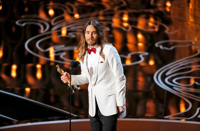 Top: Oscar-Gewinner Jared Leto verzichtete auf die strenge Auslegung des Smokings. Schlanke schwarze Hose, weißes Jackett, rote Fliege.