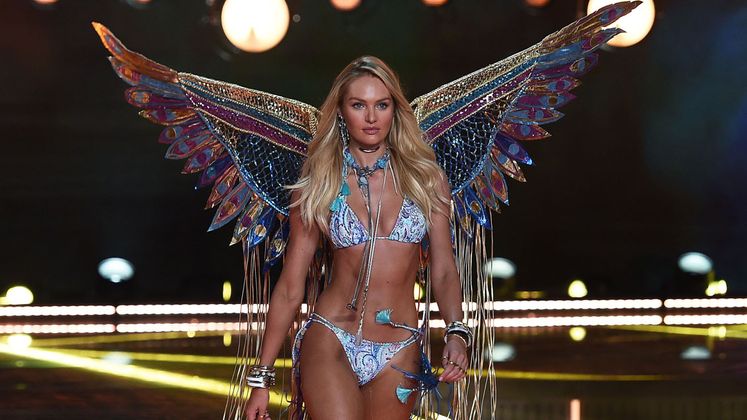 Martha Hunt mit Regenbogenflügeln.