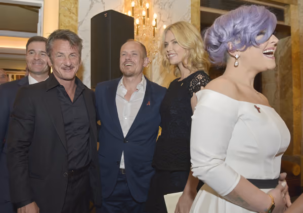 Starauflauf beim Life Ball 2015: Schauspieler Sean Penn (l.) mit seiner Frau Charlize Theron und Musikerin Kelly Osbourne (r.).